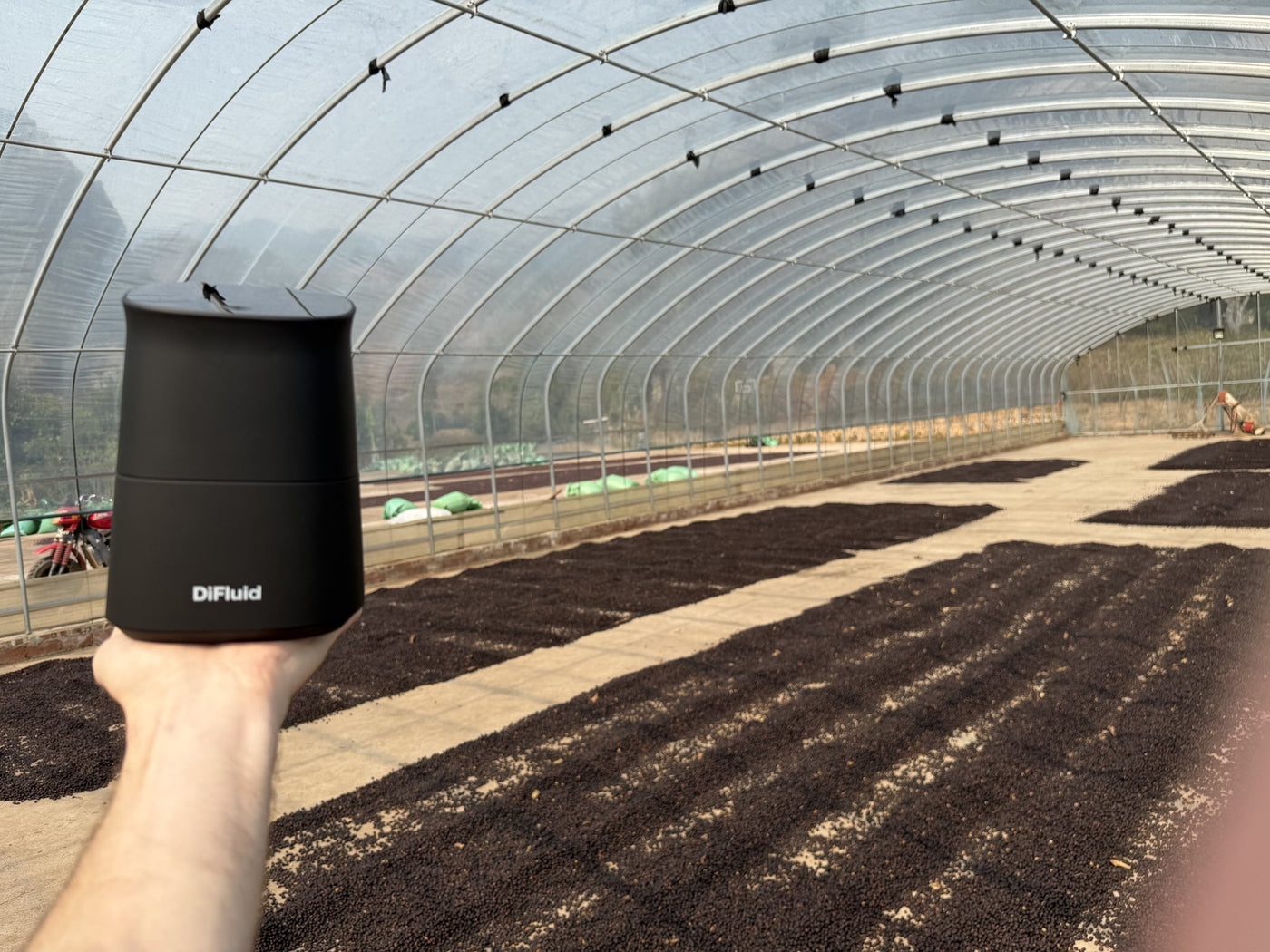 Omix Plus sur une aire de séchage, du café parche sous un tunnel