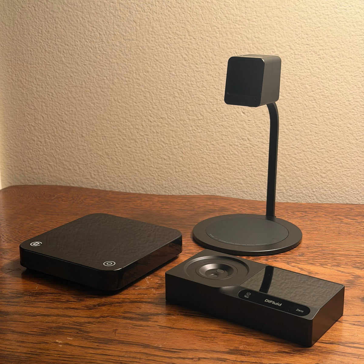 Microbalance Ti, RS Extract and Moment on a wooden table
